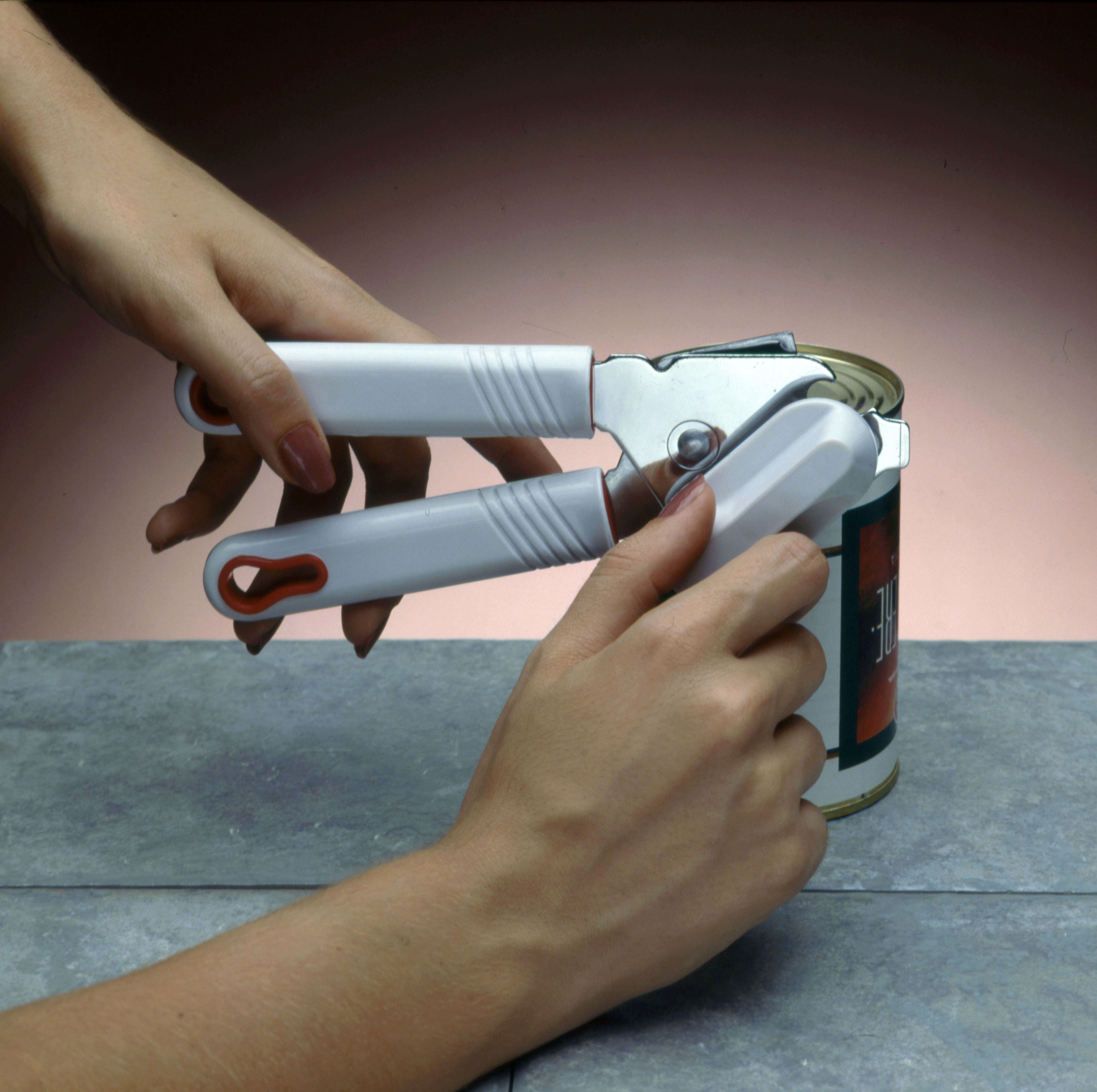 PErson using a tin opener