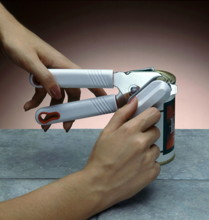 PErson using a tin opener