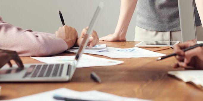 2 people sorting out a problem 