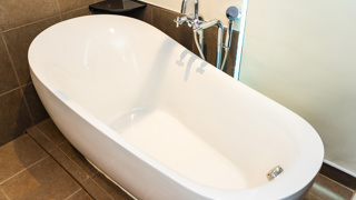 Bathtub represemting the ease of long handed apparatus when elderly parents and their mobility decreases